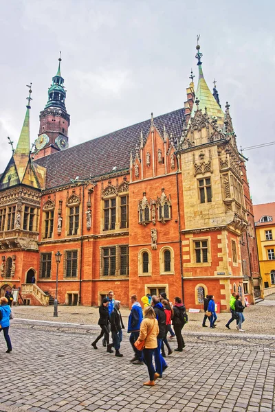 Menschen am alten Rathaus auf dem Marktplatz von Breslau — Stockfoto