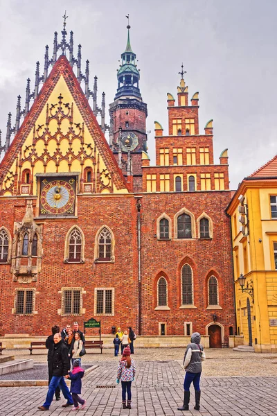 Personnes à la vieille mairie sur la place du marché de Wroclaw — Photo