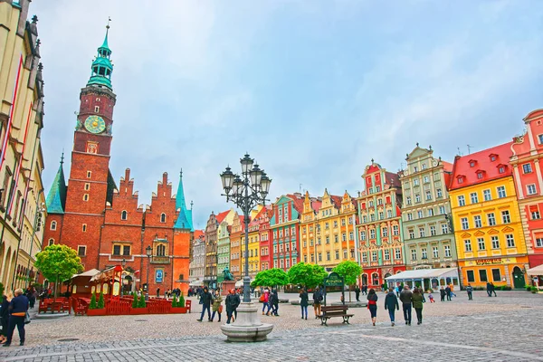 Personas en el antiguo ayuntamiento en Market Salt Square Wroclaw — Foto de Stock