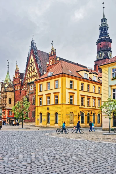 Menschen am alten Rathaus am Marktplatz in Breslau — Stockfoto