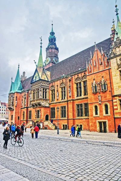 Personnes à la vieille mairie à la place du marché de Wroclaw — Photo