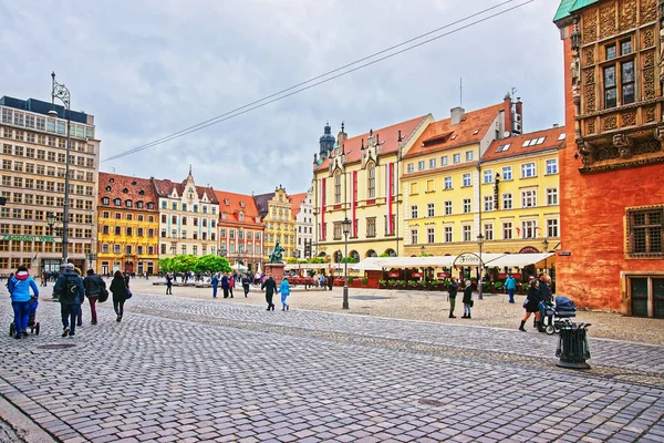 People at New Town Hall at Market Square in Wroclaw — Stock Photo, Image