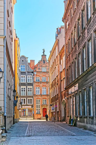Pessoas no edifício histórico cidade velha de Gdansk — Fotografia de Stock
