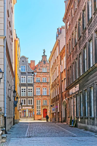 Personas en el edificio histórico casco antiguo de Gdansk — Foto de Stock