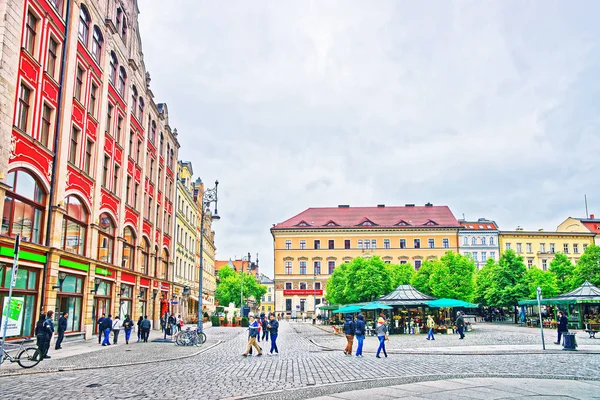 Pessoas na Praça do Mercado em Wroclaw — Fotografia de Stock