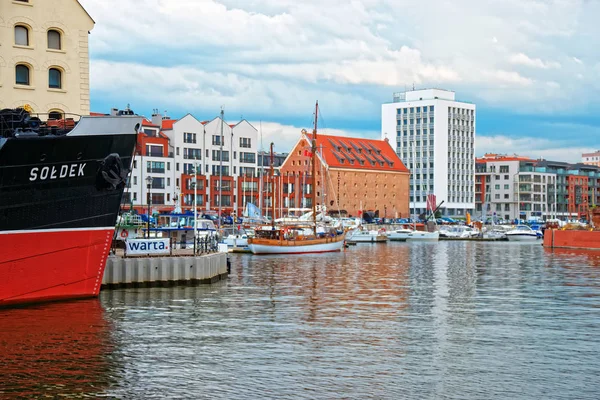 Oude haven met boten waterkant in Motlawa Rivier Gdansk — Stockfoto