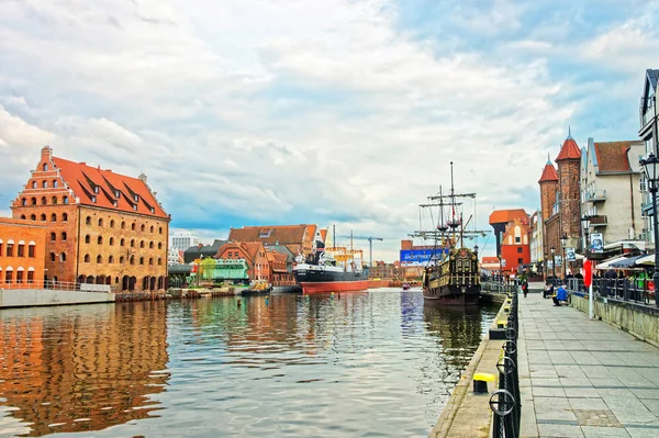 Oude schepen waterkant van Motlawa Rivier in Gdansk — Stockfoto