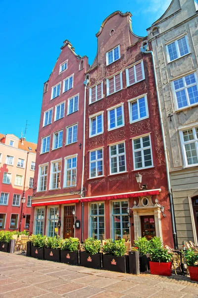 Edifícios históricos na Rua Dluga em Gdansk — Fotografia de Stock