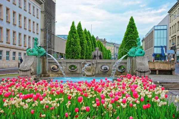 Pomnik Golema i Kronthal fontanna na Poznań alei Marcinkowski — Zdjęcie stockowe