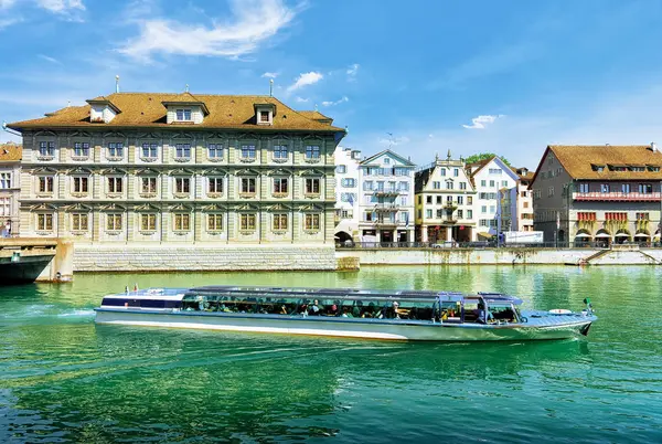 Barco de excursión en el ayuntamiento antiguo en el río Limmat Zurich — Foto de Stock