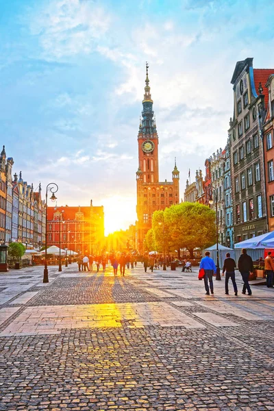 Ayuntamiento y Plaza Dlugi Gdansk al atardecer — Foto de Stock