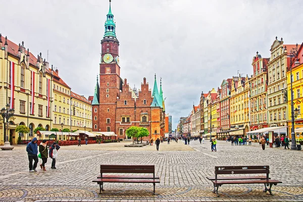 Bancos en el antiguo ayuntamiento en la Plaza del Mercado en Wroclaw — Foto de Stock