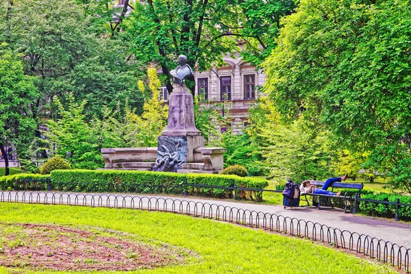 Planty Şehir Parkı Krakow Artur Grottner heykeli — Stok fotoğraf