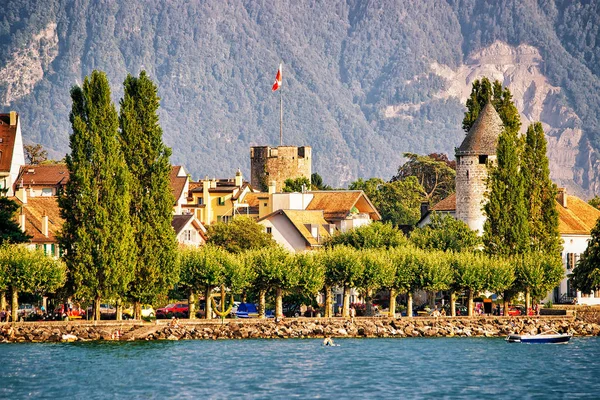 Город с башнями и Альпами и Женевское озеро Веве — стоковое фото