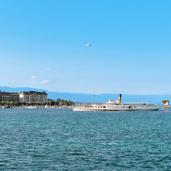 Steam ship on Geneva Lake near embankment Promenade du Lac — Stock Photo, Image
