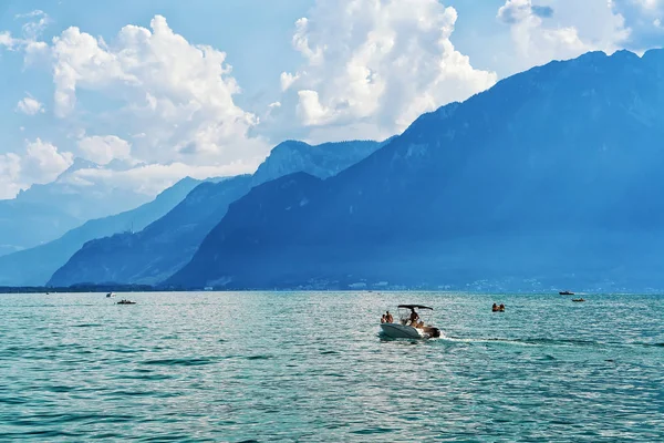 Πλοίο και τους ανθρώπους στη λίμνη της Γενεύης, στο Vevey της Ελβετίας — Φωτογραφία Αρχείου