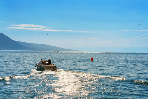 Navio e pessoas no Lago de Genebra em Vevey Suíça — Fotografia de Stock