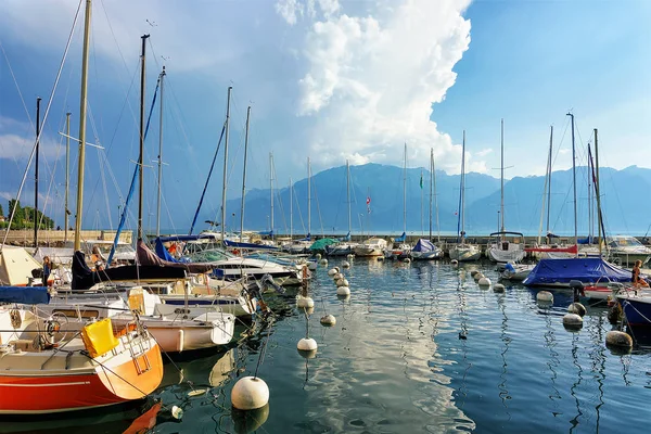 Zeilboten in marina op Geneva Lake in Vevey — Stockfoto