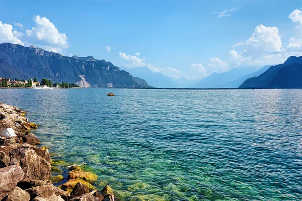 Riviera con montañas de los Alpes y Lago Lemán en Vevey — Foto de Stock