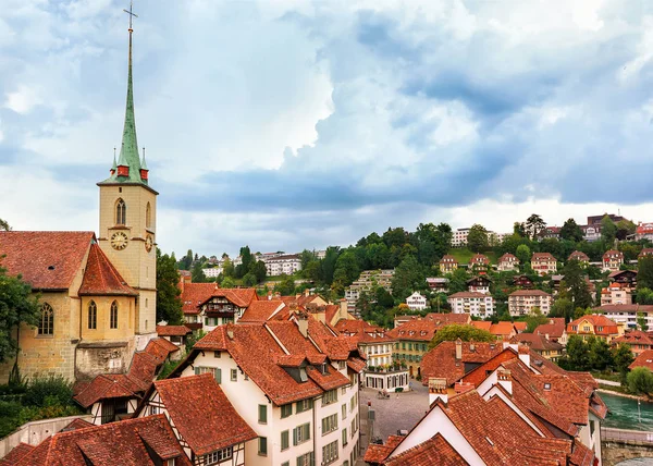 Nydegg kyrkan och gamla hus hustak i Bern — Stockfoto