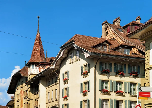 Historical building with spire on Hotelgasse street in Bern — Stock Photo, Image