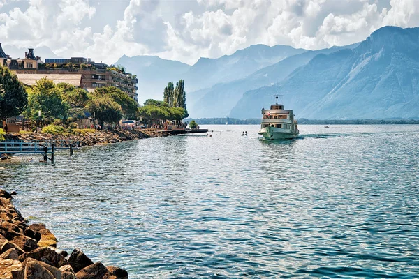 Εκδρομή πλοίο με άτομα επέβαιναν σε λίμνη της Γενεύης στο Montreux — Φωτογραφία Αρχείου