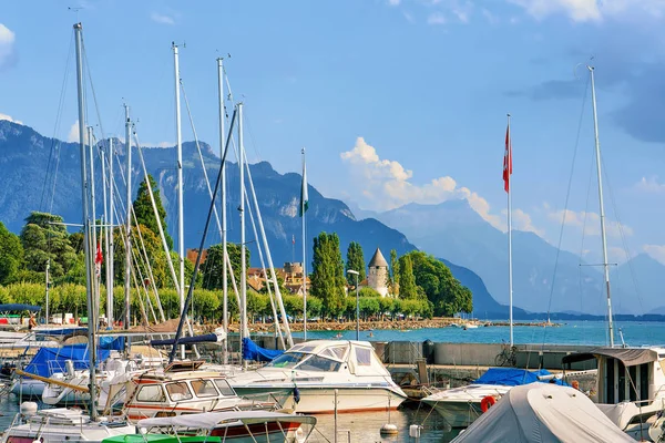 Båtar i marina på Genève sjön Riviera i Vevey — Stockfoto