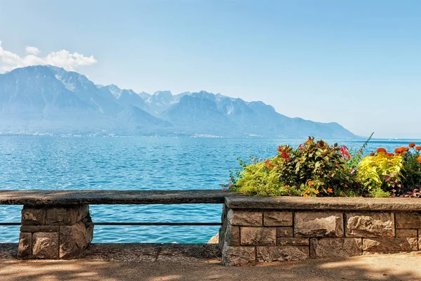 Tezgah ve Cenevre Gölü Montreux çıkabilir çiçek açan çiçekler