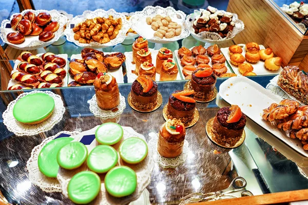 Asortyment ręcznie robione ciasteczka i słodycze w Bernie — Zdjęcie stockowe