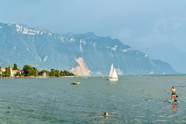 船とヴェヴェイ スイスのジュネーブ湖での人々 — ストック写真