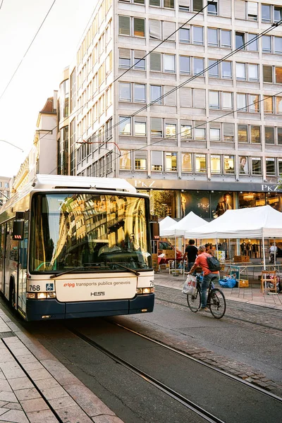 Kolejny autobus na ulicy w szwajcarskiej Genewie — Zdjęcie stockowe