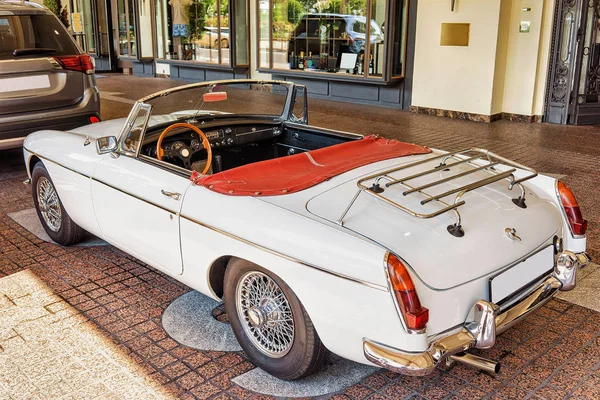 Retro coche en Casino edificio en Montreux —  Fotos de Stock