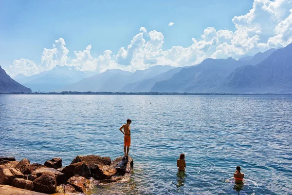 モントルーのジュネーブ湖で泳ぐ人たち — ストック写真