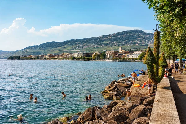 Mensen zwemmen op dijk van Geneva Lake in Vevey — Stockfoto