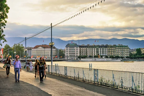 People on embankment of Geneva Promenade du Lac — Stock Photo, Image