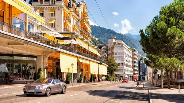 Människor på gatan i Montreux townen centrerar — Stockfoto