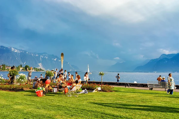 People having fun at Geneva Lake in Vevey Switzerland — Stock Photo, Image