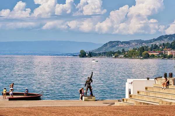 Personer på Freddie Mercury staty vid Genèvesjön i Montreux — Stockfoto