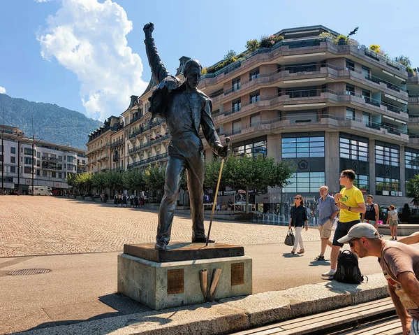 People at Freddie Mercury statue at Geneva Lake Riviera in Montreux — Stock Photo, Image