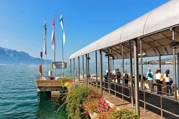 A vaporettó a Genfi-tó partján, Montreux-i ember — Stock Fotó