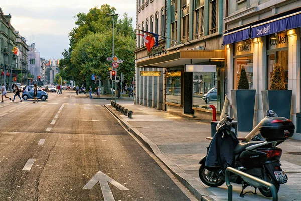 Moto en la calle en Ginebra — Foto de Stock