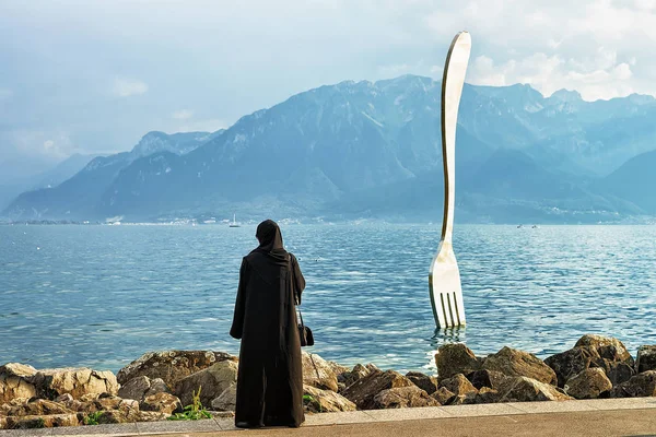Donna musulmana alla scultura di Fork al lago di Ginevra a Vevey — Foto Stock