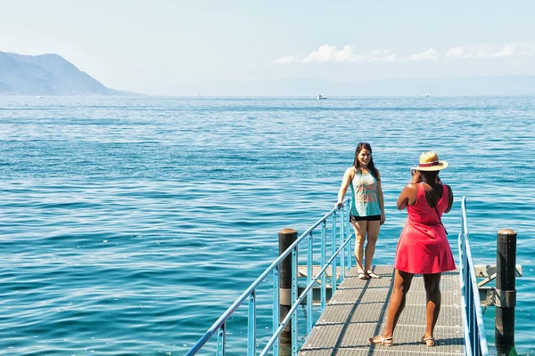 Chica tomando fotos de otra chica en el Lago de Ginebra Montreux — Foto de Stock