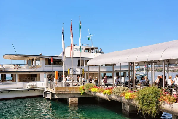 Excursion ferry at pier with people in Geneva Lake Montreux — Stock Photo, Image