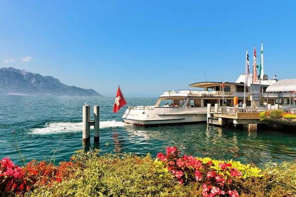 Kirándulás komp mólónál a Genfi tó Montreux emberek — Stock Fotó