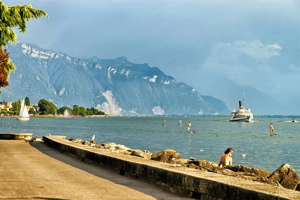 Excursion ferry and peope at Geneva Lake in Vevey Switzerland — Stock Photo, Image