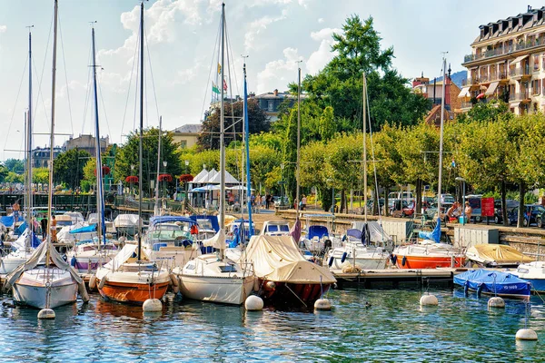 Barcos en puerto deportivo en el lago Geneva en Vevey —  Fotos de Stock