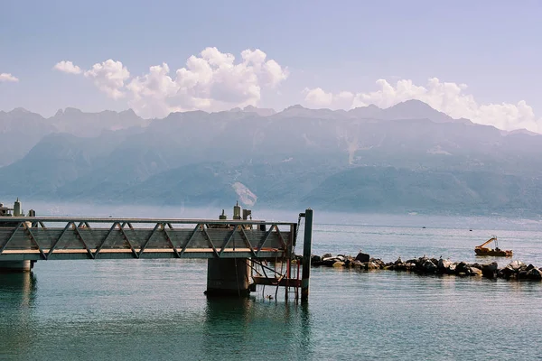 Pier no Lago de Genebra calçadão em Lausanne — Fotografia de Stock