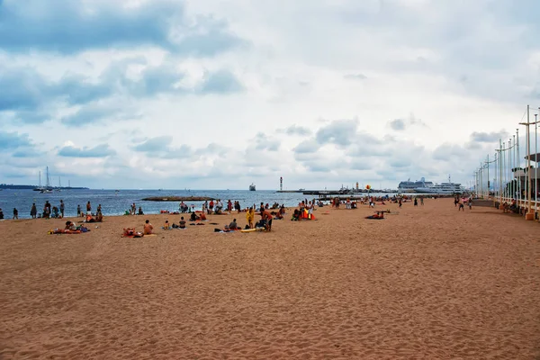 Ihmiset rannalla Tossa de Mar Costa Brava — kuvapankkivalokuva