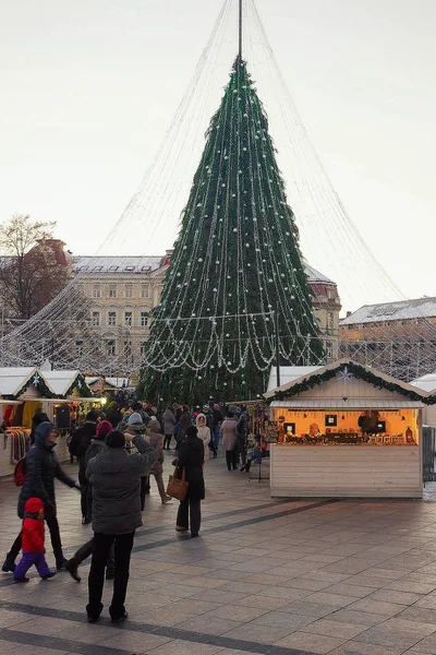 Gente divirtiéndose en el mercado de Navidad de Vilnius en Cathedral Squar —  Fotos de Stock